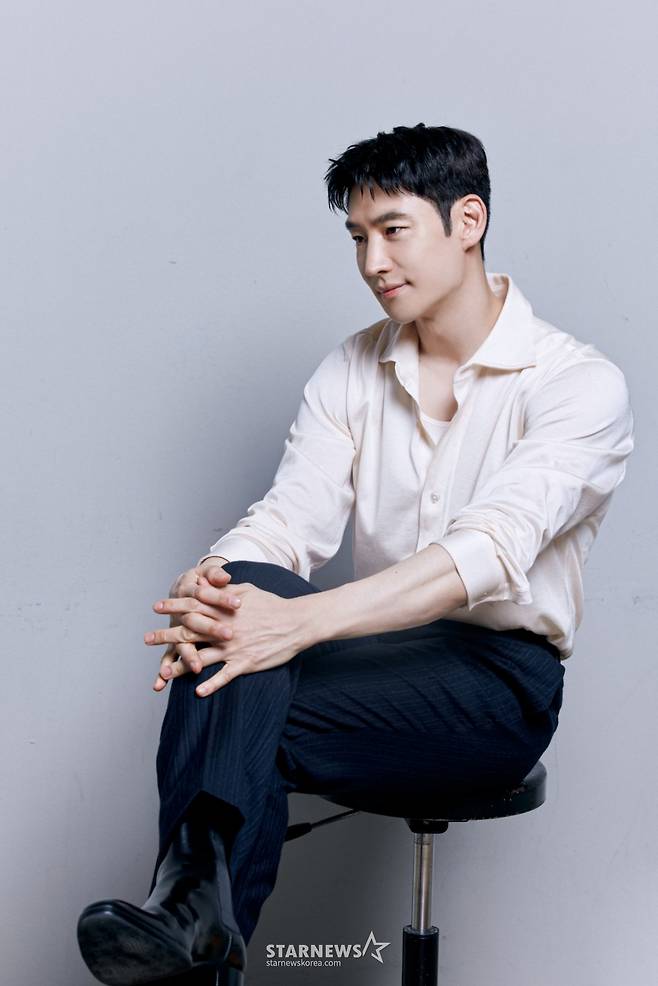 JTBC 드라마 '협상의 기술'의 주연배우 이제훈이 14일 진행된 라운드 인터뷰를 위해 포즈를 취하고 있다. /사진제공=컴퍼니온 2025.04.14 /사진=이동훈 photoguy@