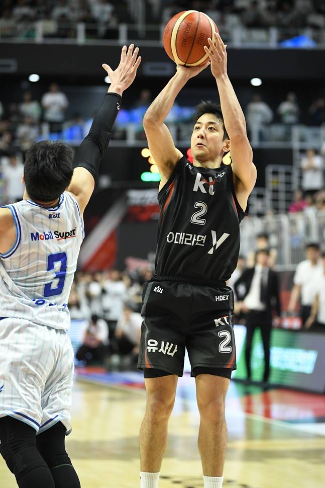 허훈의 위닝샷을 던지는 모습. /사진=KBL