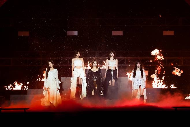 르세라핌이 피어나에 보여준 '진짜 사랑'..월드투어 포문