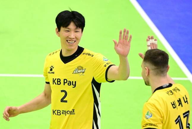 KB손해보험 황택의(왼쪽). /사진=한국배구연맹 제공