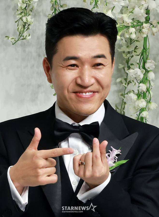 (서울=뉴스1) 김진환 기자 = 그룹 코요테의 김종민이 20일 오후 서울 중구 신라호텔 영빈관 에메랄드홀에서 열리는 결혼식 기자회견에 참석해 포즈를 취하고 있다.   김종민의 예비 신부는 11살 연하의 사업가로, 김종민이 공개한 애칭은 ‘히융’이다. 결혼식 1부 사회는 유재석, 2부는 조세호와 문세윤이 맡으며 축가는 이적과 린이 부를 예정이다. 2025.4.20/뉴스1  Copyright (C) 뉴스1. All rights reserved. 무단 전재 및 재배포,  AI학습 이용 금지. /사진=(서울=뉴스1) 김진환 기자