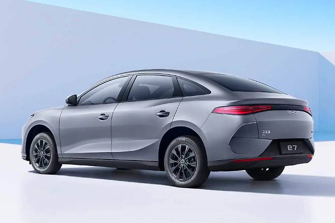 BYD e7
