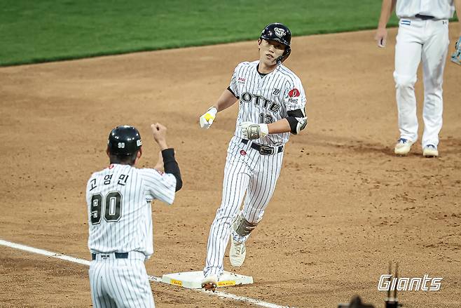 롯데 자이언츠 전민재가 19일 대구 삼성 라이온즈전에서 홈런을 친 뒤 베이스를 돌고 있다. 롯데 자이언츠