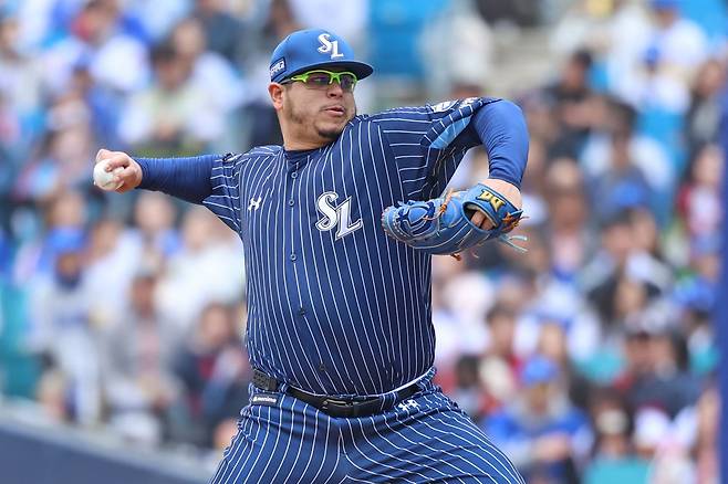 삼성 라이온즈 선발투수 아리엘 후라도가 20일 대구 롯데 자이언츠전에 선발 등판해 투구하고 있다. 삼성 라이온즈