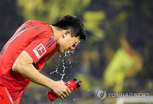 이적시장 전문 기자 파브리치오 로마노가 21일(한국시간) 김민재가 바이에른 뮌헨을 떠날 수 있다고 전했다.   바이에른 뮌헨 소식을 전하는 'FC바이에른 브라릴레이루'는 이를 인용하면서 김민재가 여름에 뮌헨을 떠날 가능성이 있으며 현실적인 일이라고 밝혔다. 연합뉴스