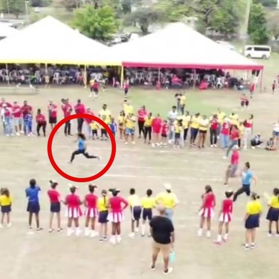 미국 피플지 등에 따르면 프레이저-프라이스는 전날 아들 자이언의 학교 운동회에서 열린 학부모 100m 달리기에 참여했다. 당시 상황이 담긴 영상에서 푸른 옷을 입은 프레이저-프라이스는 출발하자마자 다른 학부모들을 멀찌감치 앞서나갔다. 나중에는 그를 찍고 있던 드론조차 따돌렸다.프레이저프라이스 SNS