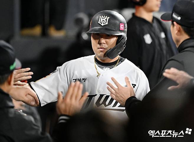 11일 오후 수원KT위즈파크에서 열린 '2025 신한 SOL Bank KBO리그' 삼성 라이온즈와 KT 위즈의 경기, 6회말 1사 3루 KT 김상수가 황재균의 1타점 적시타때 득점에 성공한 후 더그아웃에서 하이파이브를 하고 있다. 엑스포츠뉴스 DB