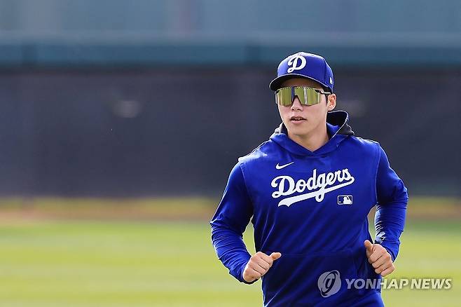 MLB 첫 시즌 준비하는 김혜성 (글렌데일[미국 애리조나주]=연합뉴스) 신현우 기자 = 미국프로야구 메이저리그(MLB) 첫 시즌을 준비하는 로스앤젤레스 다저스 김혜성이 16일(현지시간) 다저스 스프링캠프가 열리고 있는 미국 애리조나주 글렌데일 캐멀백 랜치에서 가볍게 달리고 있다. 2025.2.17 nowwego@yna.co.kr