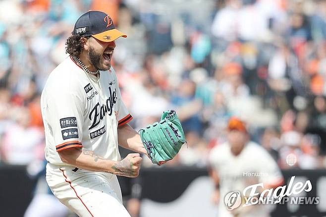 환호하는 한화 폰세 (서울=연합뉴스) 한화 이글스 외국인 투수 폰세가 20일 대전 한화생명볼파크에서 열린 프로야구 NC와 홈 경기에서 수비에 성공 후 기뻐하고 있다. 2025.4.20 [한화 이글스 제공. 재판매 및 DB 금지] photo@yna.co.kr