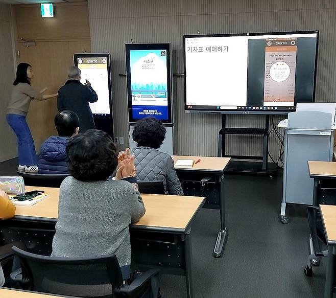 지난해 진행된 키오스크 사용법 교육 [금천구 제공. 재판매 및 DB 금지]