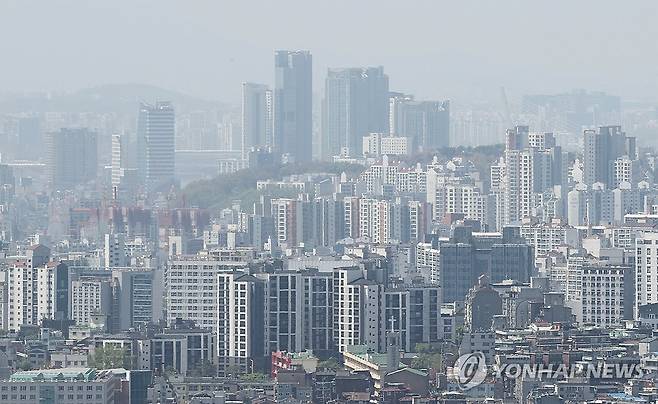 토허제 '한 달 해제'…아파트값 상승 송파구가 1위 (서울=연합뉴스) 이재희 기자 = 20일 서울 남산에서 바라본 시내 아파트 단지의 모습. 한국부동산원의 전국주택가격 동향 조사에 따르면 강남 토지거래허가구역 해제 기간 동안 강남3구를 중심으로한 아파트값이 급등한 것으로 조사됐다. 이 중 올해 1분기 송파구 아파트값은 전국 시군구 가운데 최고 상승률을 기록했다. 2025.4.20 scape@yna.co.kr