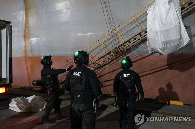 외국 선박에서 대량 마약 밀수 적발 [연합뉴스 자료사진]
