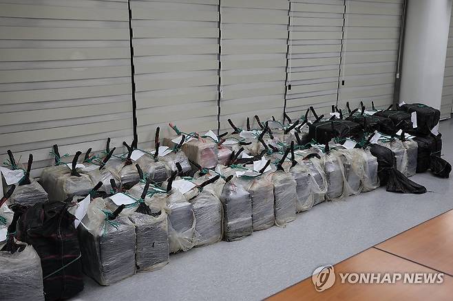 강릉 옥계항서 압수한 코카인 의심 물질 [연합뉴스 자료사진]