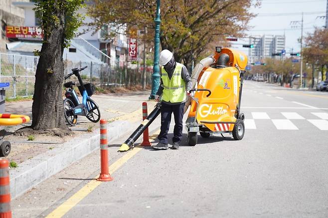 속초시 가로 청소용 친환경 진공청소기 [속초시 제공. 재판매 및 DB 금지]
