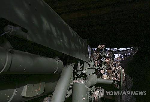 나토 표준 규격 155㎜ 탄약을 쓰는 우크라이나 자주포 (우크라이나 자포리자주 EPA=연합뉴스 자료사진) 2025년 3월 5일 우크라이나 자포리자주의 전선에서 촬영된 나토 표준 규격 155㎜ 탄약을 쓰는 우크라이나 자주포의 모습. (EPA/OLEG MOVCHANIUK) 2025.4.21.