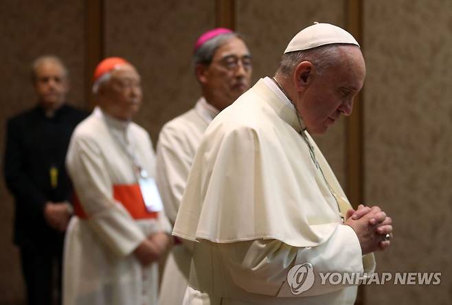 기도하는 프란치스코 교황 (서울 사진공동취재단=연합뉴스) 프란치스코 교황이 2014년 8월 14일 오후 서울 광진구 중곡동 한국천주교중앙협의회 7층 소성당에서 기도를 하고 있다. [자료사진]
