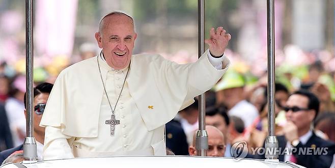 한국 천주교 신자들에게 인사하는 교황 (서울=연합뉴스) 프란치스코 교황이 21일(현지시간) 오전 88세로 선종했다고 교황청이 발표했다.
    프란치스코 교황은 즉위 이듬해인 2014년 8월 14일부터 18일까지 4박 5일 일정으로 한국을 찾아 평화와 위로 그리고 화해의 메시지를 전했다.
    사진은 지난 2014년 8월 16일 광화문광장에서 열린 시복식 미사에 앞서 차량에서 한국 신자들에게 인사하는 교황 모습. 2025.4.21 [연합뉴스 자료사진] photo@yna.co.kr