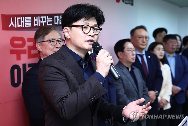 캠프 인선 관련 기자회견 하는 한동훈 후보 (서울=연합뉴스) 이정훈 기자 = 국민의힘 한동훈 대선 경선 후보가 18일 서울 여의도 선거 사무소에서 캠프 인선 등 현안 관련 기자회견을 하고 있다. 2025.4.18 [공동취재] uwg806@yna.co.kr