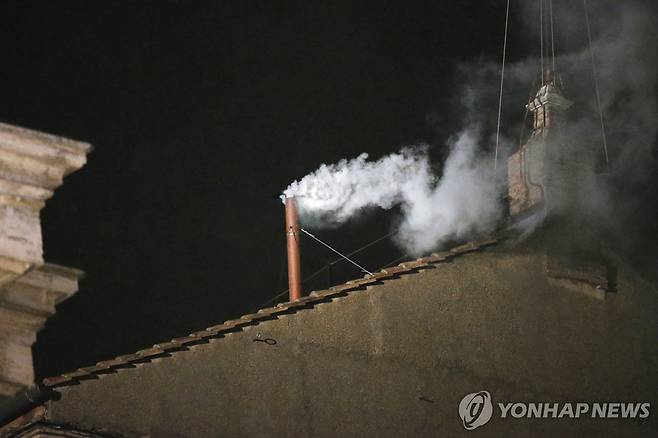 '흰 연기' 나오는 시스티나 성당 [EPA 연합뉴스 자료사진. 재판매 및 DB 금지]