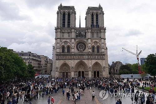 88번 타종한 파리의 노트르담 대성당 (파리 AFP=연합뉴스) 프란치스코 교황의 선종 소식이 알려진 21일(현지시간) 프랑스 파리 노트르담 대성당 앞에 사람들이 모여들고 있다. 2025.04.21.