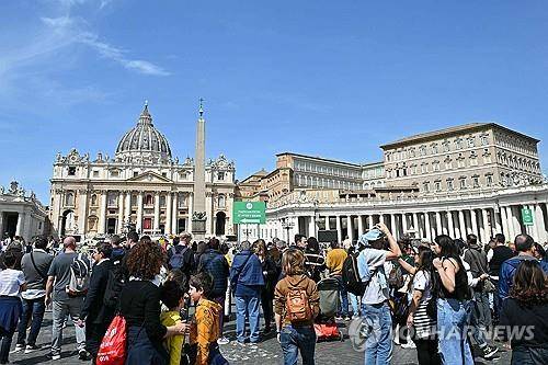 성베드로 광장 모인 신자들 (로마 AFP=연합뉴스) 가톨릭 신자들과 순례자들이 21일(현지시간) 프란치스코 교황의 선종 소식을 듣고 성 베드로 광장에 모여들고 있다. 2025.04.21.
