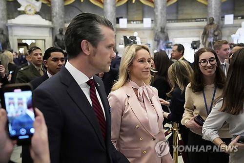피트 헤그세스 미국 국방장관과 부인 제니퍼 (워싱턴DC AP=연합뉴스) 2025년 3월 4일 미국 연방의회 의사당에서 도널드 트럼프 대통령이 상하원 합동회의 연설을 하기 전에 피트 헤그세스(왼쪽) 국방장관과 그 부인 제니퍼(오른쪽)가 도착하고 있다. (AP Photo/Ben Curtis) 2025.4.21.