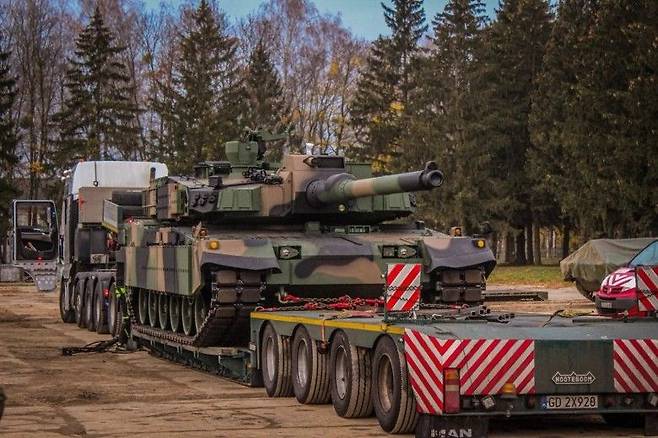 폴란드에서 대형트럭으로 운송중인 K2 전차