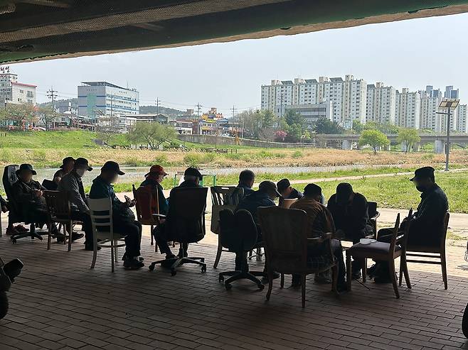 20일 오후 대전 중구 산성동 인근 유등천 산책로 옆 굴다리 공간에는 노인들이 모여 장기를 두거나 화투를 치고 있었다. 사진=함성곤 기자