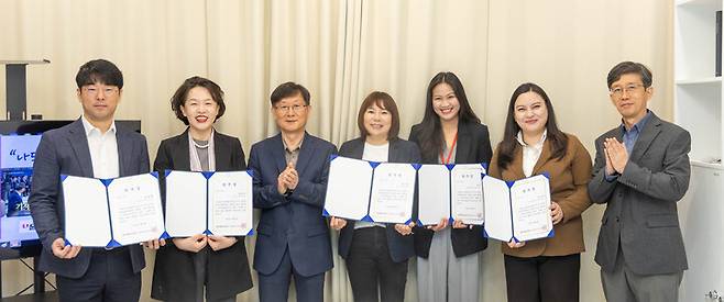 지난 8일 본지 중회의실에서 열린 '함께, 더 멀리' 시민기자 위촉식 후 기념촬영 모습. 좌로부터 김영화 위호프(WeHOPE) 대표, 박유리 울산광역시외국인지원센터 센터장, 본지 고창근 관리이사, 송미정 다누리협의회 회장, 샐리 외국인 상담자원봉사자, 쿠세이노바 디나라 외국인 상담자원봉사자, 강정원 논설실장. 최지원 기자