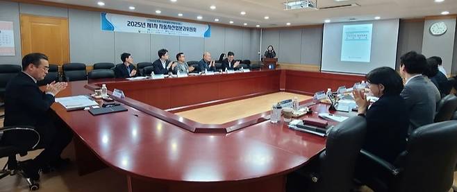 울산상공회의소 지역인적자원개발위원회(공동위원장 서정욱 울산상의 부회장·안효대 울산광역시 경제부시장)는 22일 상의 회의실에서 '제1차 자동차산업 분과위원회'(위원장 김해룡 울산대학교 교수)를 개최했다.