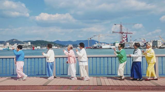 “우리가 바다도 왔는데, 못할 게 뭐 있노.” 완전체로 복귀한 수니와 칠공주의 밝은 행진. 홍보 영상 속 명장면 중 하나다. /칠곡군 제공