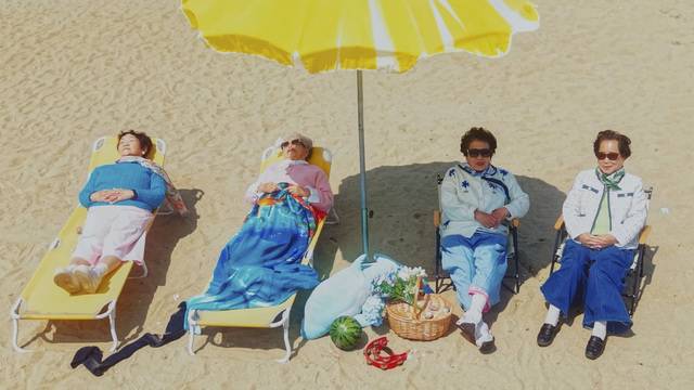 모래사장 파라솔에 누워 햇살을 즐기는 할머니들. 홍보 영상 속 이 장면은 바다 여행의 여유와 즐거움을 고스란히 담아낸다. /칠곡군 제공