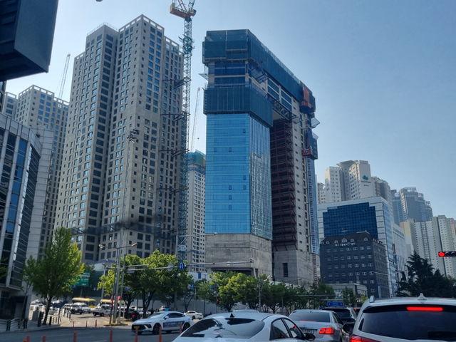 조기대선 국면을 맞아 대구지역 아파트 분양시장에서 관망세가 짙어지자, 건설사들이 분양시점을 대선 이후로 늦추는 방안을 고심 중이다. 사진은 대선 직전 후분양에 들어갈 수성구 범어동 '어나드 범어' 공사현장. 김상진 기자