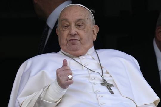 프란치스코 교황이 지난달 23일 로마의 아고스티노 제멜리 폴리클리닉 창문에 나타나 엄지손가락을 치켜세우고 있다. 사진=AP/뉴시스