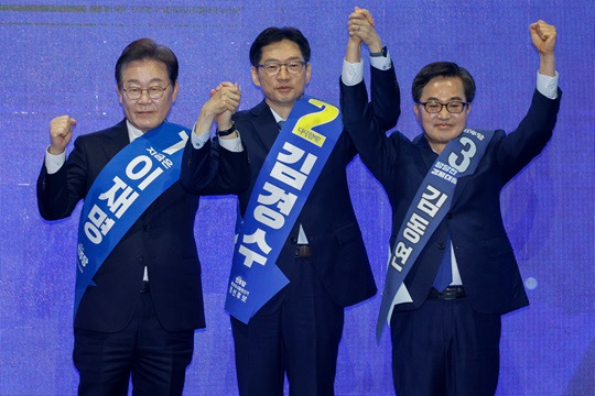 지난 20일 오후 울산 울주군 울산전시컨벤션센터에서 열린 제21대 대통령선거 후보자 선출을 위한 영남권 합동연설회에서 이재명 김경수 김동연 후보가 손을 들어올려 인사하고 있다. (출처 : 뉴스1)