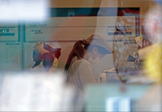 지난 1월 1일 서울시내 한 가게에서 종업원이 근로하고 있다. (출처: 뉴시스)