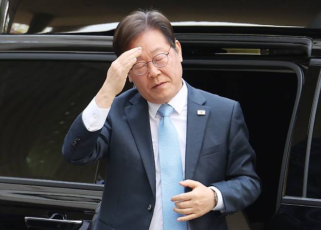 이재명 더불어민주당 대선 예비후보가 15일 서울 서초구 서울중앙지방법원에서 열린 ‘대장동 배임·성남FC 뇌물’ 1심 공판에 출석하고 있다.(사진=연합뉴스)