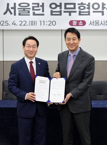 오세훈(오른쪽) 서울시장과 유정복 인천시장이 22일 서울 중구 서울시청 영상회의실에서 열린 ‘사교육비 경감 및 교육격차 해소를 위한 서울특별시-인천광역시 서울런 업무협약식’에서 기념촬영을 하고 있다. (사진=뉴시스)