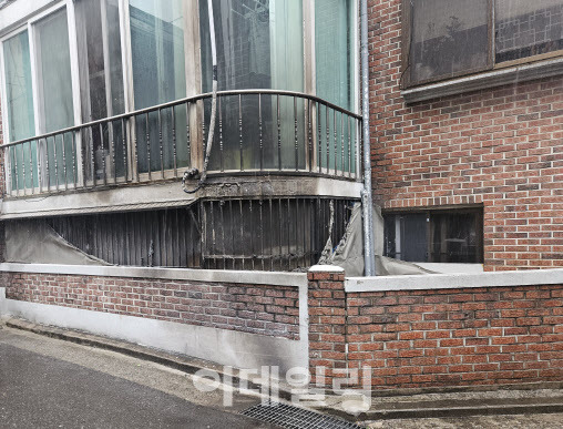 지난 21일 발생한 방화로 서울 관악구 봉천동의 한 빌라 창문이 검게 그을려 있다.(사진=이영민 기자)