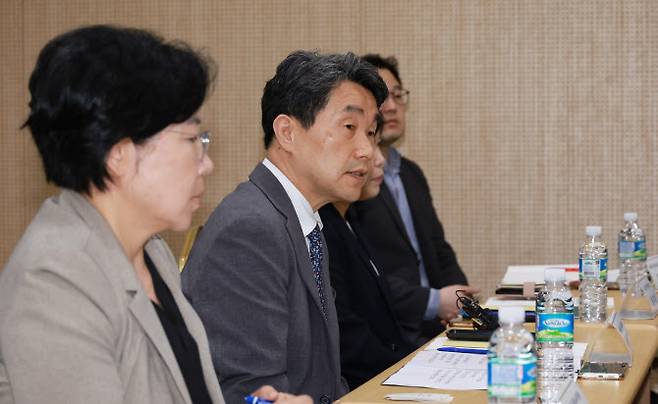 (중앙) 이주호 부총리 겸 교육부 장관이 22일 오후 서울 강남구 한국과학기술회관에서 열린 ‘의대교육 정상화를 위한 의과대학 학생 간담회’에서 인사말을 하고 있다. (좌측) 김홍순 교육부 의대교육 지원관. (사진 제공=교육부)