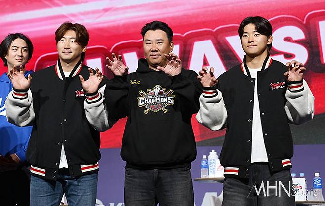 2025 신한 쏠뱅크 KBO 미디어데이에 참석한 KIA 타이거즈 이범호 감독(가운데)와 나성범(왼쪽), 김도영