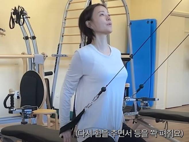 손태영이 자이로토닉을 하고 있는 모습. [사진=유튜브 채널 'Mrs.뉴저지 손태영' 영상 캡처]