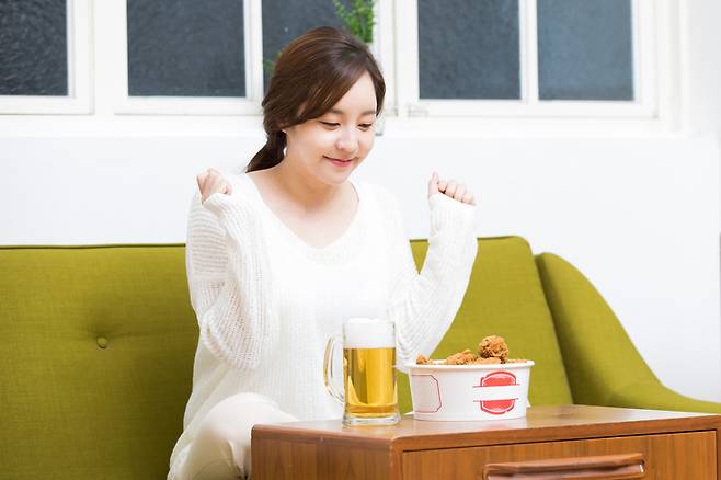 혼술을 즐기는 사람이 적지 않다. 혼자 술을 마시는 일이 잦으면 습관으로 굳어지고, 이는 알코올사용장애(알코올중독)으로 이어질 수 있다. 알코올사용장애 환자 중에는 가족에게 폭력을 휘두르고 폭언을 퍼붓는 사람도 있다. 이들 환자를 어떻게 하면 좋을까?[사진=게티이미지뱅크]