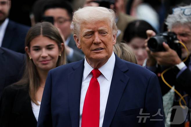 도널드 트럼프 미국 대통령이 21일(현지시간) 미국 워싱턴DC 백악관 남쪽 잔디밭에서 열린 연례 부활절 행사에 참석하고 있다. ⓒ 로이터=뉴스1 ⓒ News1 류정민 특파원