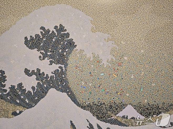 일본 판화 '우키요에' 작가 가쓰시카 호쿠사이의 '가나가와의 큰 파도'를 떠올리는 사진 해양 환류'(Gyre)는 240만개의 플라스틱 조각으로 형상화했다. ⓒ 뉴스1 황덕현 기자
