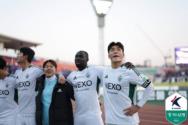 안양전 승리 후 기뻐하는 전북 선수들(한국프로축구연맹 제공)
