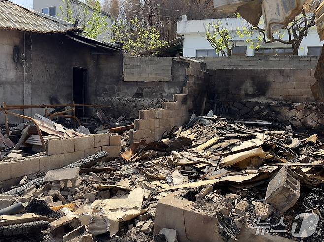 지난 21일 찾은 울산 울주군 언양읍 직동리 신화마을의 한 주택이 앙상한 뼈대만 남아 있다.2025.4.21./뉴스1 김세은 기자