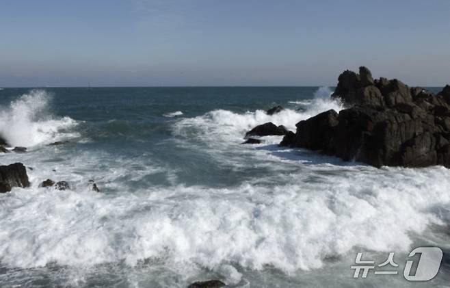 높은 파도 자료사진.(울산해경 제공. 재판매 및 DB 금지) /뉴스1