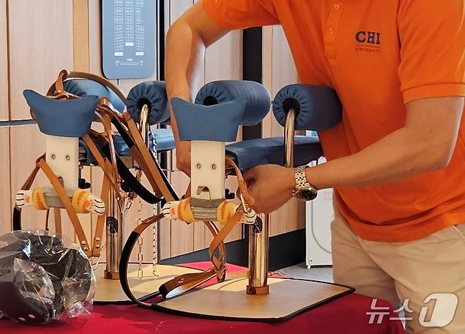 펫니스는 21일 서울 강남구 VIP동물한방재활의학센터 by Dr. 신사경에서 동물 전용 전침틀을 선보였다. ⓒ 뉴스1 최서윤 기자