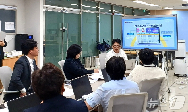 22일 전북특별자치도교육청 브리핑실에서 조장익 전주고등학교 교사가 자체 개발한 ‘진로진학 데이터 관리 프로그램'에 대해 설명하고 있다./뉴스1 임충식 기자